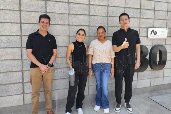 Damos la bienvenida al cliente mexicano a la fábrica de YUSHUNXIN